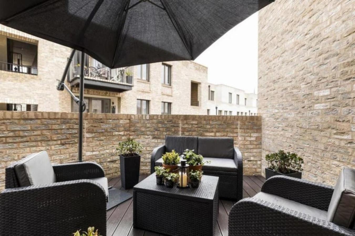 Modern Designed 2 Bed Penthouse Sleeps Five Londres