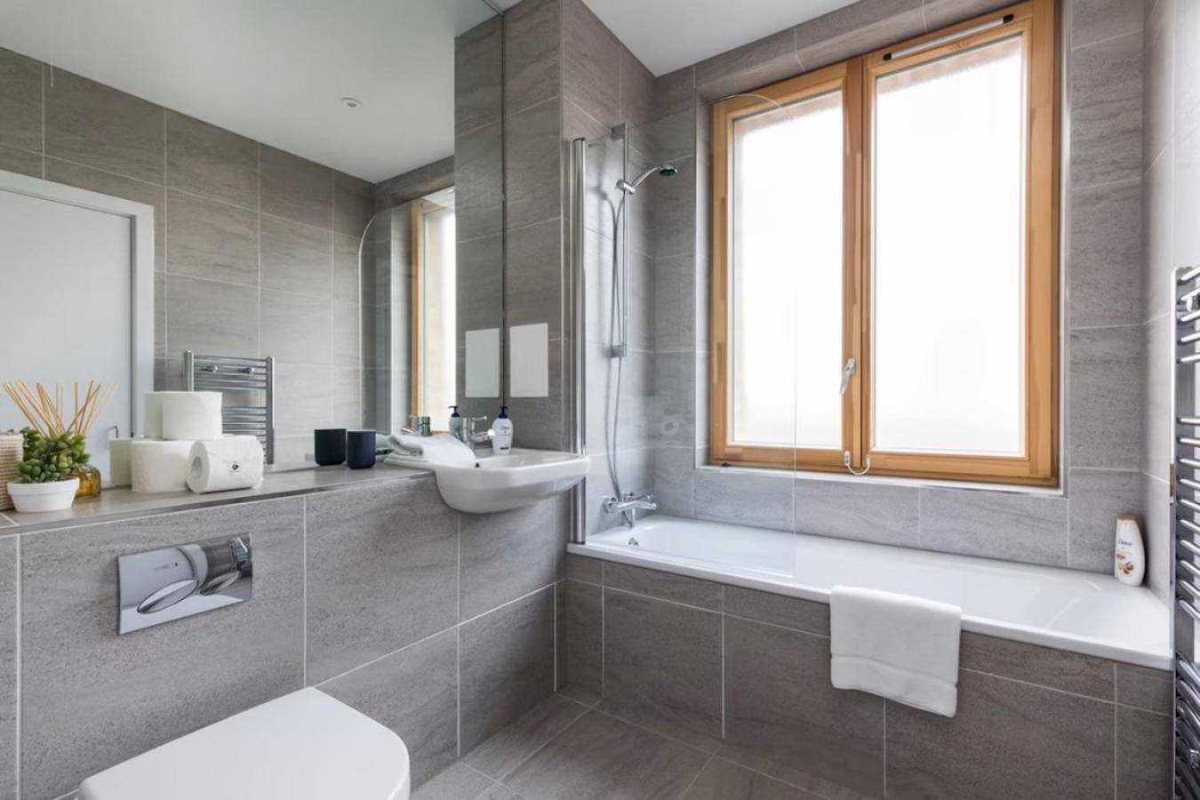Modern Designed 2 Bed Penthouse Sleeps Five Apartamento *